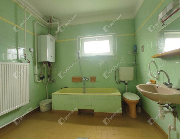 Eladó családi ház, Komáromban 49 M Ft, 3 szobás