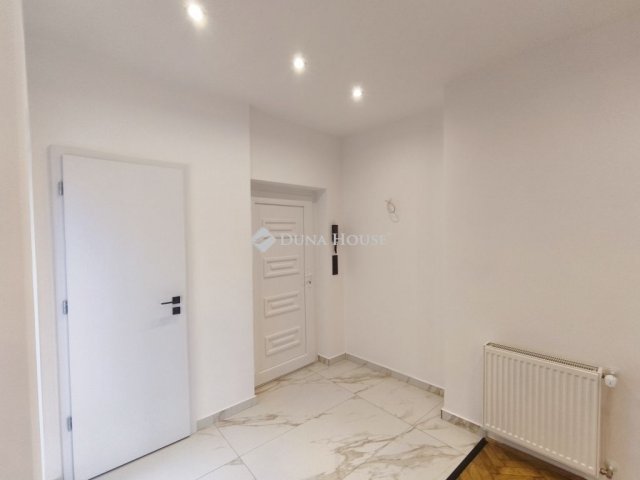 Eladó téglalakás, Pécsett 110 M Ft, 4 szobás