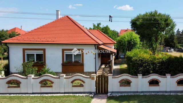 Eladó családi ház, Bakonyszentlászlón 99 M Ft, 5 szobás