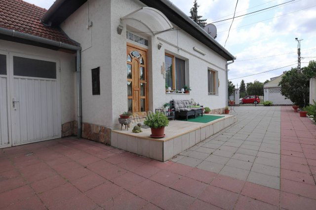 Eladó családi ház, Szegeden 89.9 M Ft, 2 szobás