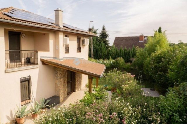 Eladó családi ház, Pécsett 200 M Ft, 5 szobás