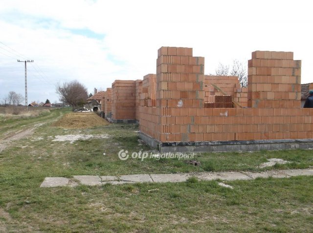 Eladó családi ház, Adácson 37 M Ft, 2 szobás