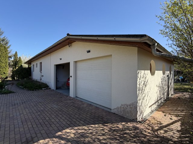 Eladó családi ház, Szadán, Dombos utcában 135 M Ft, 2+2 szobás