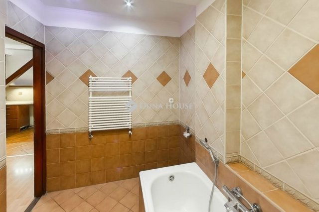 Eladó téglalakás, Kecskeméten 64.9 M Ft, 6 szobás