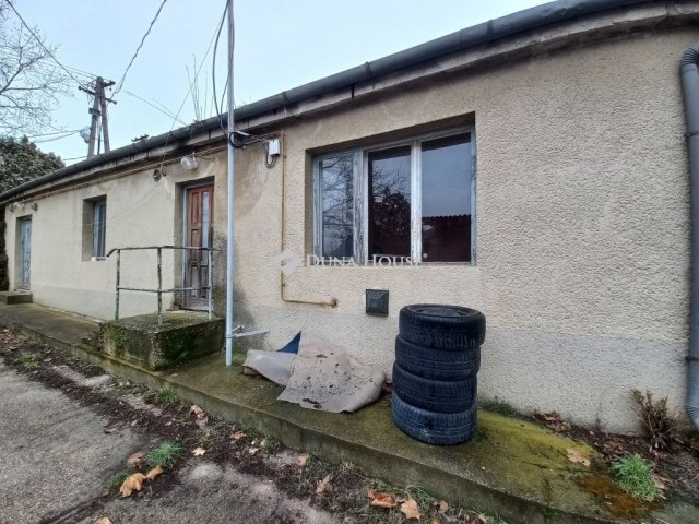 Kiadó ipari ingatlan, Pécsett 999 E Ft / hó