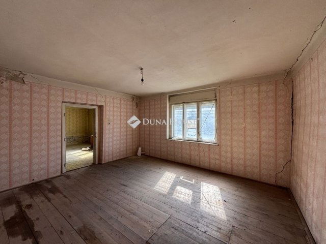 Eladó családi ház, Lábatlanon 22.9 M Ft, 2 szobás