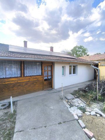 Eladó családi ház, Szegeden 59.5 M Ft, 2 szobás