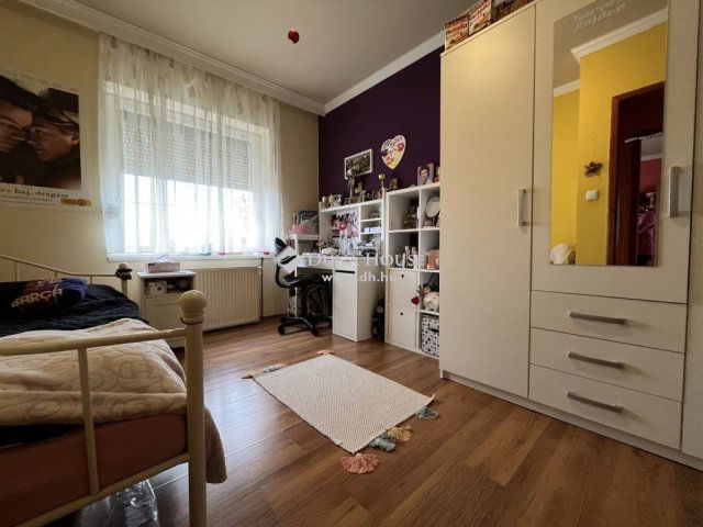Eladó családi ház, Pétfürdőn 84.9 M Ft, 4+2 szobás