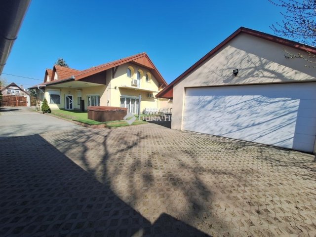Eladó családi ház, Baján 185 M Ft, 9 szobás