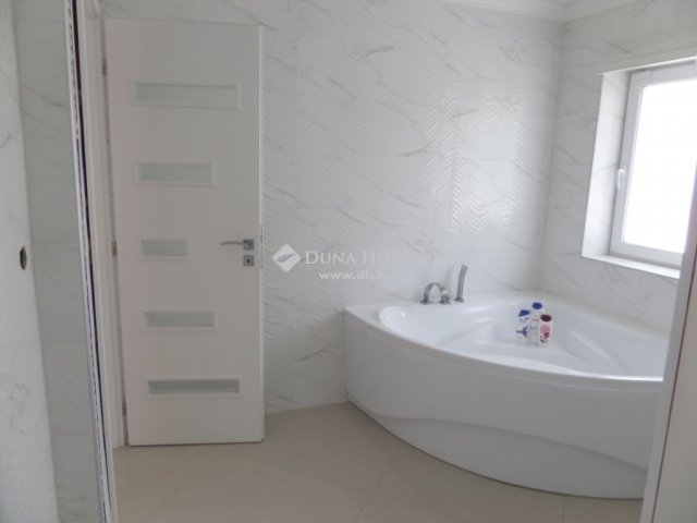 Eladó családi ház, Ürömön 279 M Ft, 5 szobás