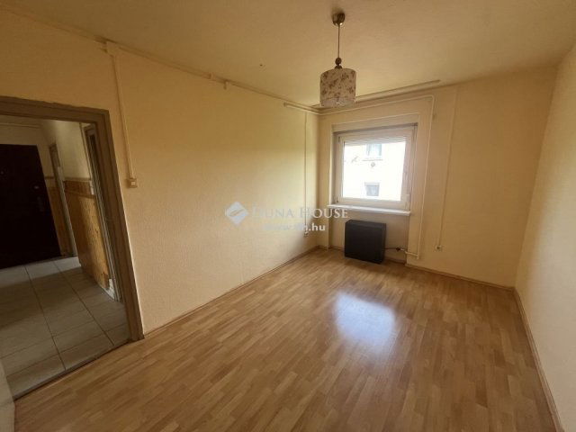 Eladó téglalakás, Szigetszentmiklóson 49.9 M Ft, 2 szobás