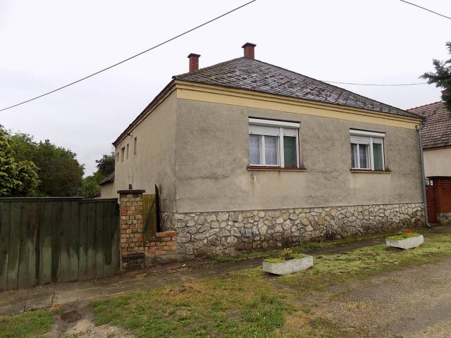 Eladó családi ház, Pápateszéren 31.9 M Ft, 2+1 szobás