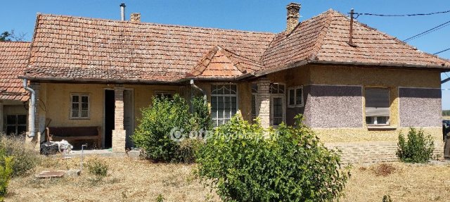 Eladó családi ház, Alattyánban 7 M Ft, 2 szobás
