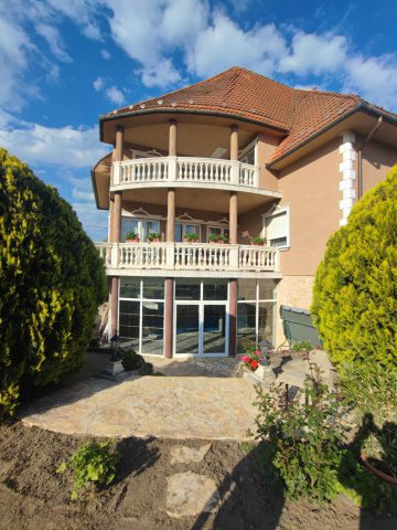 Eladó családi ház, Szigetszentmiklóson 222 M Ft, 5 szobás