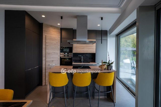 Eladó téglalakás, Balatonakarattyán 328 M Ft, 4 szobás