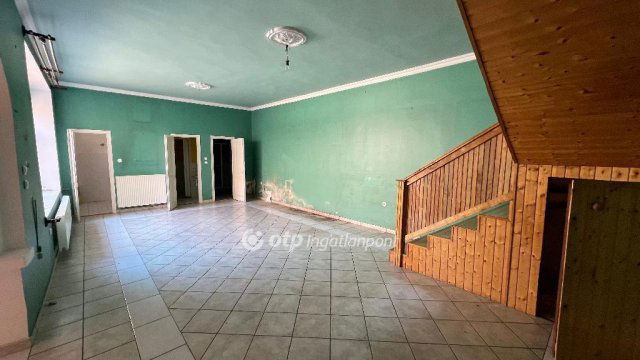 Eladó téglalakás, Pápán 36 M Ft, 3+1 szobás