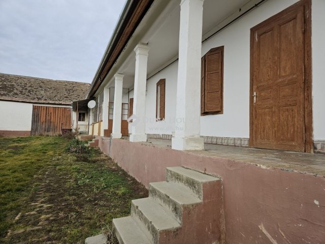 Eladó családi ház, Véménden 54.9 M Ft, 5 szobás