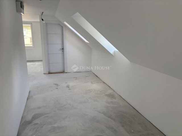 Eladó téglalakás, Esztergomban 39.9 M Ft, 2 szobás