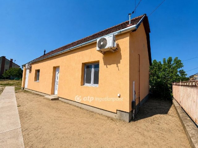 Eladó családi ház, Szigetszentmiklóson 74.9 M Ft, 2 szobás