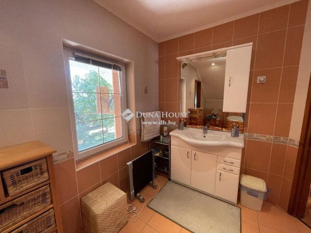 Eladó családi ház, Hartán 199 M Ft, 7 szobás