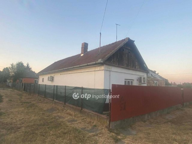 Eladó családi ház, Jászkisérén 9.9 M Ft, 2 szobás