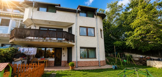 Eladó ikerház, Budapesten, III. kerületben 195 M Ft, 9 szobás