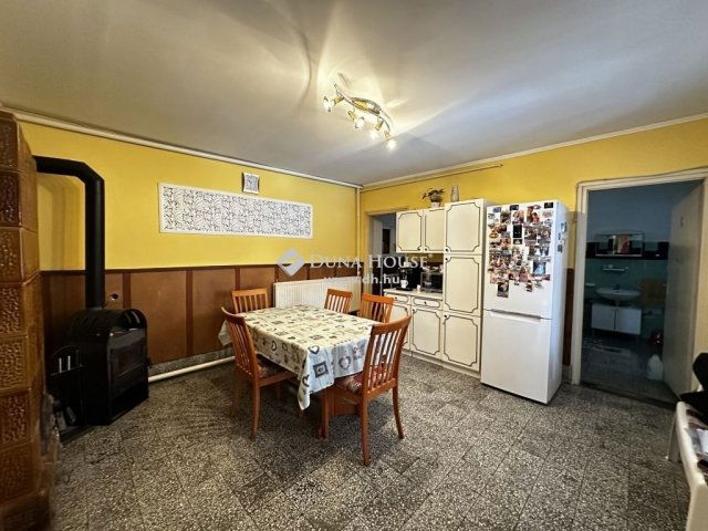 Eladó családi ház, Pincehelyen 18 M Ft, 5 szobás