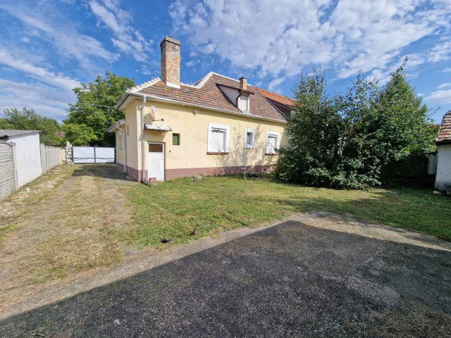 Eladó családi ház, Tatán 63 M Ft, 3 szobás