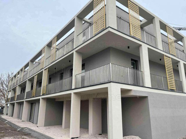 Eladó téglalakás, Balatonlelleén 61.99 M Ft, 8 szobás