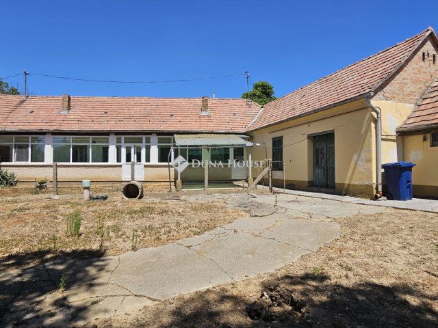 Eladó családi ház, Véménden 24.9 M Ft, 4 szobás