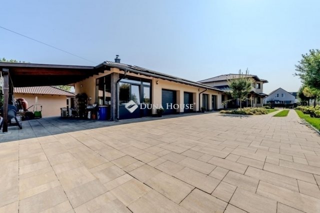 Eladó családi ház, Üllőn 299 M Ft, 6 szobás