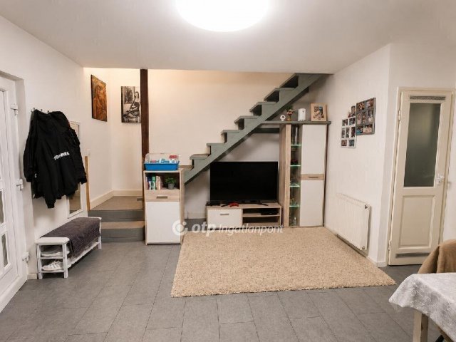 Eladó téglalakás, Cegléden 49.5 M Ft, 2+1 szobás