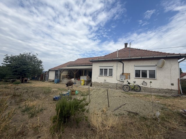 Eladó családi ház, Verpeléten 22 M Ft, 4 szobás