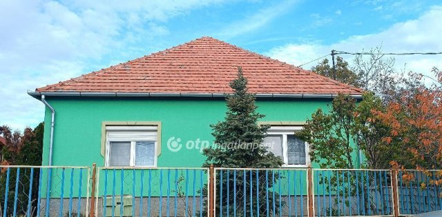 Eladó családi ház, Törtelen 55 M Ft, 3+1 szobás