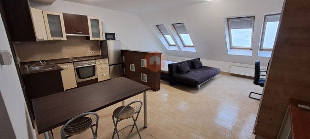 Kiadó téglalakás, albérlet, Pécsett, Endresz György utcában