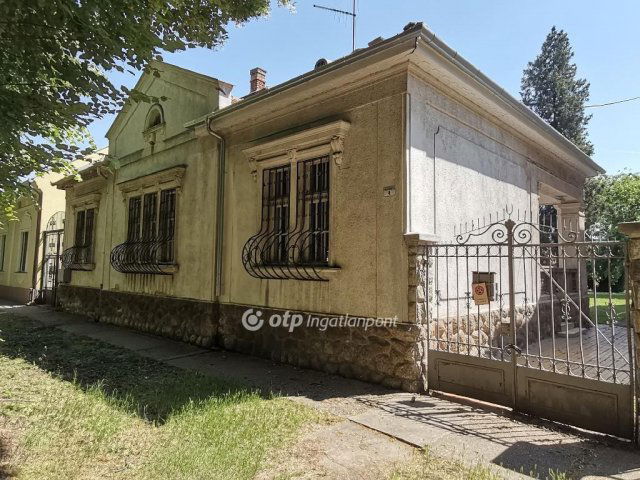 Eladó családi ház, Békéscsabán 80 M Ft, 4 szobás