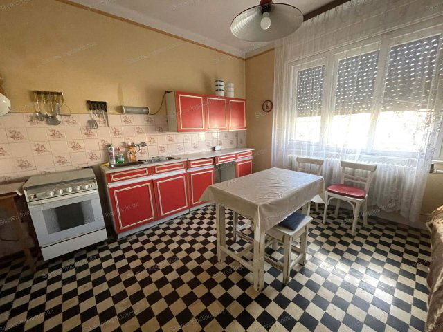 Eladó családi ház, Ácson 63.9 M Ft, 5 szobás