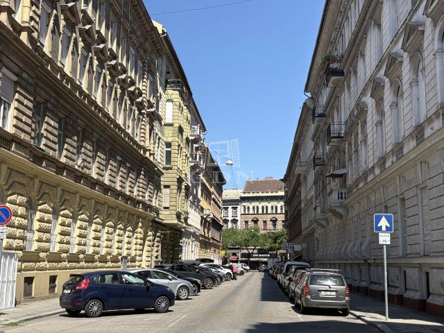 Eladó téglalakás, Budapesten, V. kerületben 53 M Ft, 1 szobás
