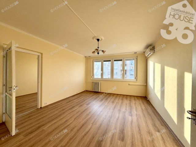 Eladó panellakás, Kiskunfélegyházán 32.9 M Ft, 2 szobás