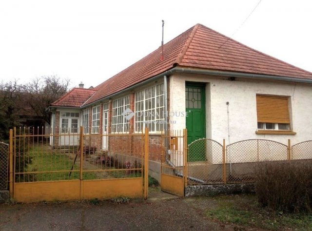 Eladó családi ház, Bajnán 29.9 M Ft, 2 szobás
