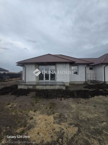 Eladó ikerház, Jászberényben 54.99 M Ft, 4 szobás