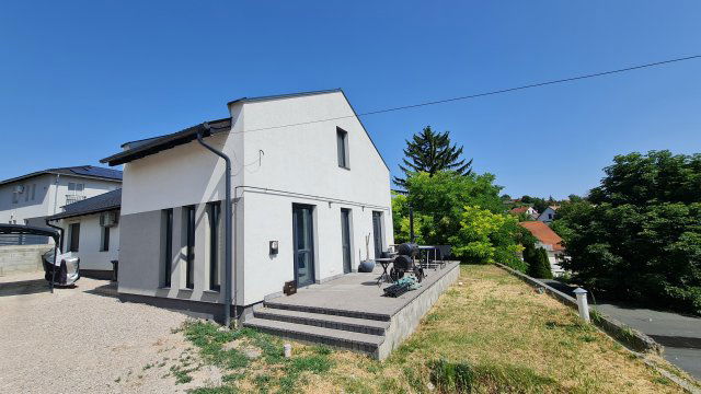 Eladó ikerház, Dunaújvárosban 80 M Ft, 2+1 szobás