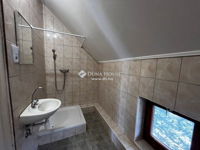 Eladó üzlethelyiség, Szentlászlón 75 M Ft