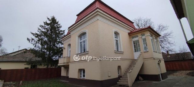 Eladó családi ház, Jászberényben 75 M Ft, 5 szobás