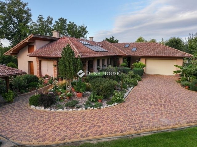 Eladó családi ház, Kecskeméten 450 M Ft, 4 szobás