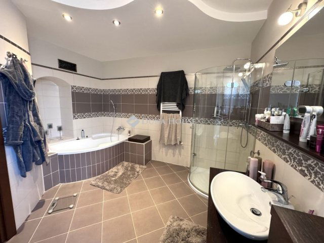 Eladó családi ház, Kecskeméten 219 M Ft, 6 szobás