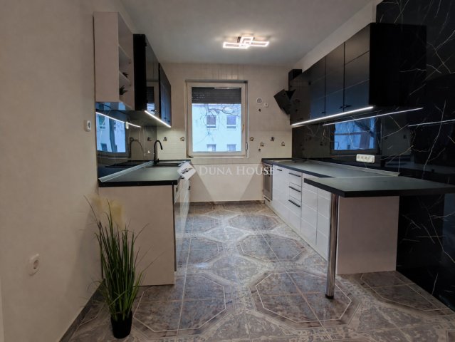 Eladó téglalakás, Debrecenben 112 M Ft, 3 szobás