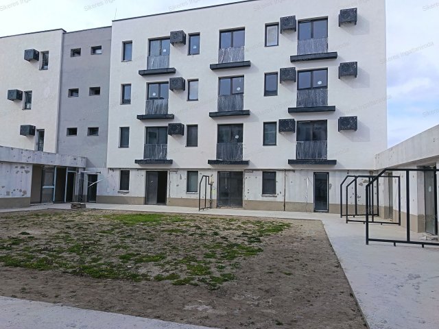 Eladó téglalakás, Komáromban 37.4 M Ft, 2 szobás