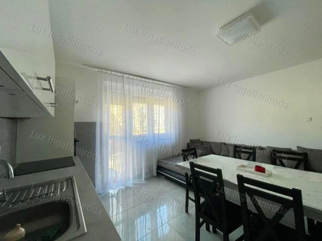 Eladó téglalakás, Oroszlányban 37 M Ft, 2 szobás