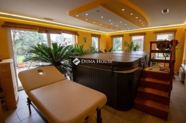 Eladó családi ház, Szegeden 409 M Ft, 6 szobás